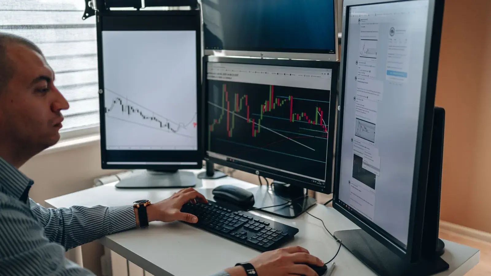 Day Trading for Beginners: How It Works and 5 Strategies