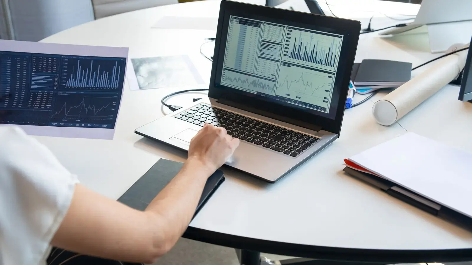 How to Read Stock Charts: A Step-by-Step Guide for Beginners