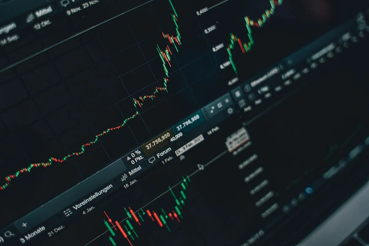 Prop firm challenge account results dashboard showing profit target percentage reached, current drawdown floor, and daily loss limit consumption for an evaluation phase account