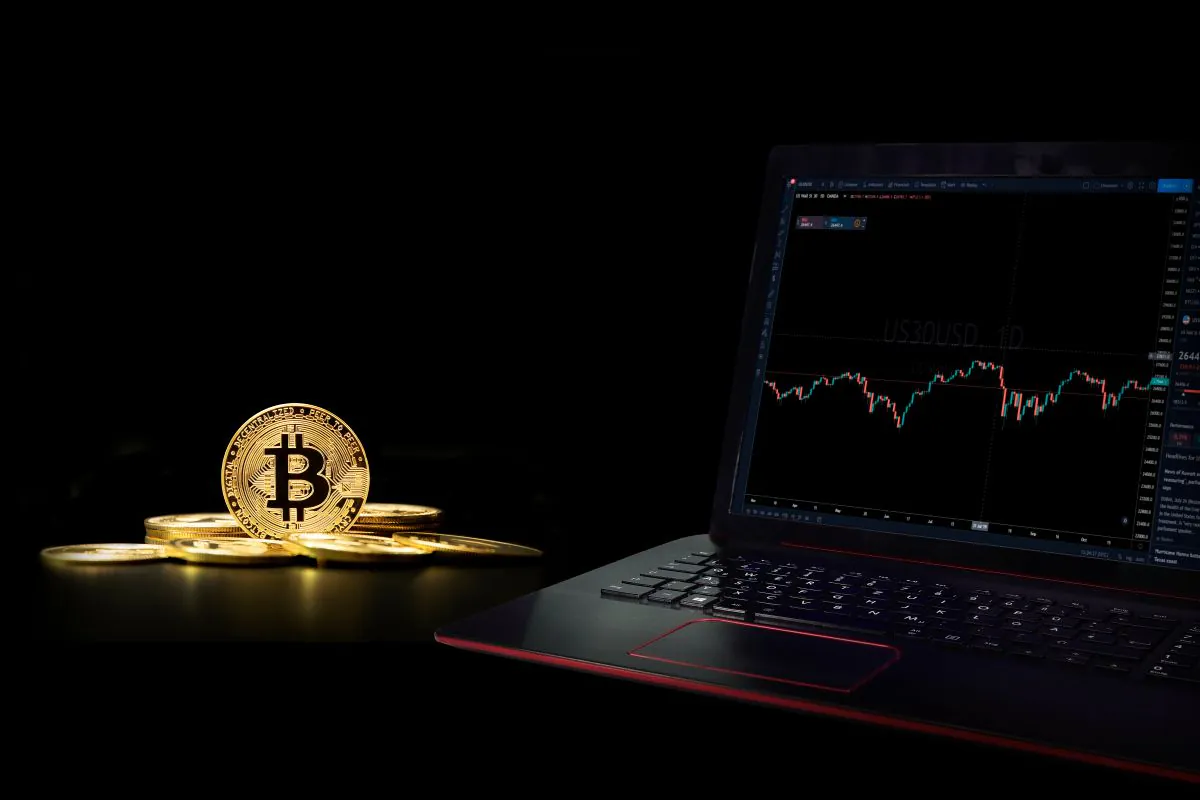A live XAUUSD price chart on a trading screen