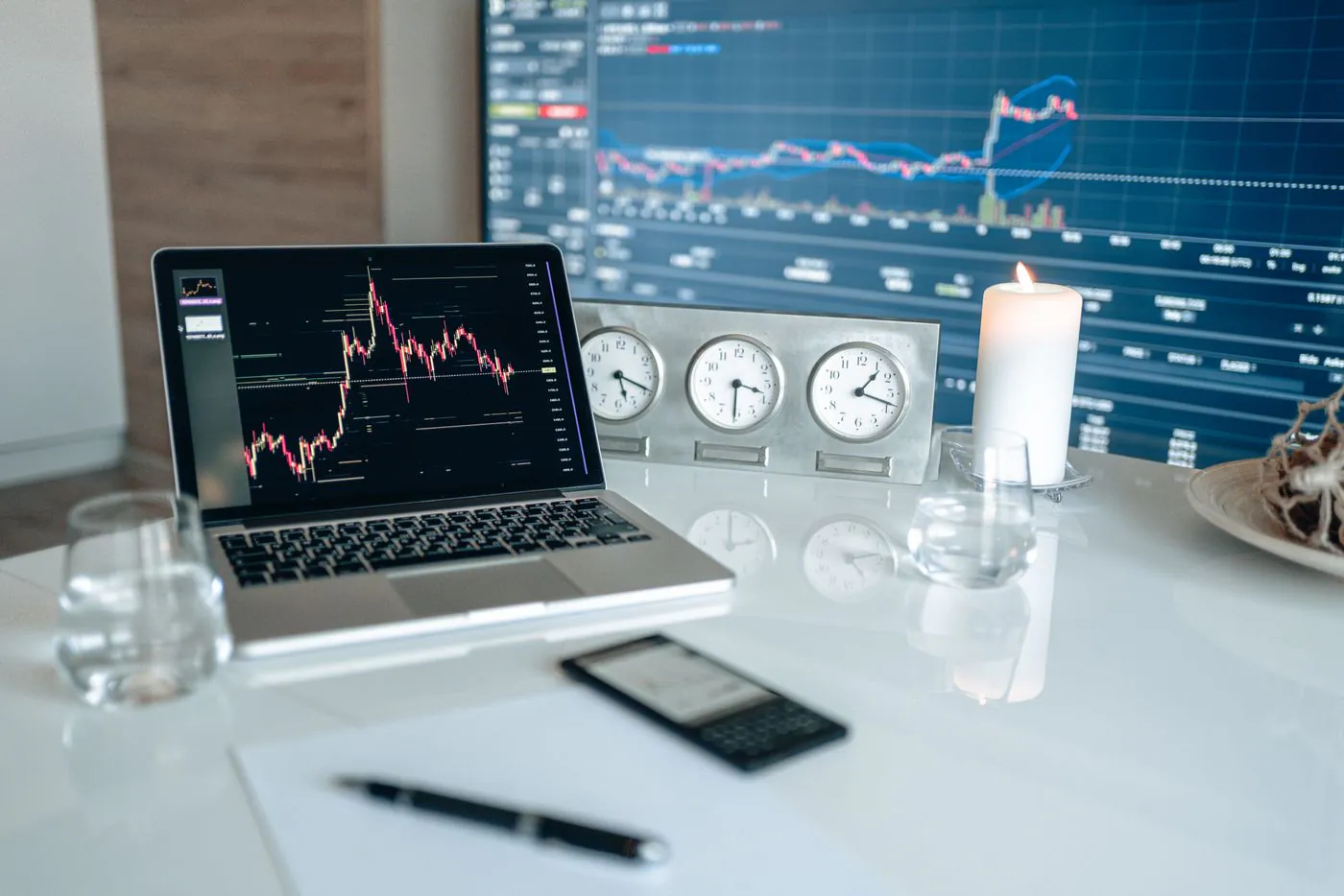 A live S&P 500 and Nasdaq-100 chart on a trading screen