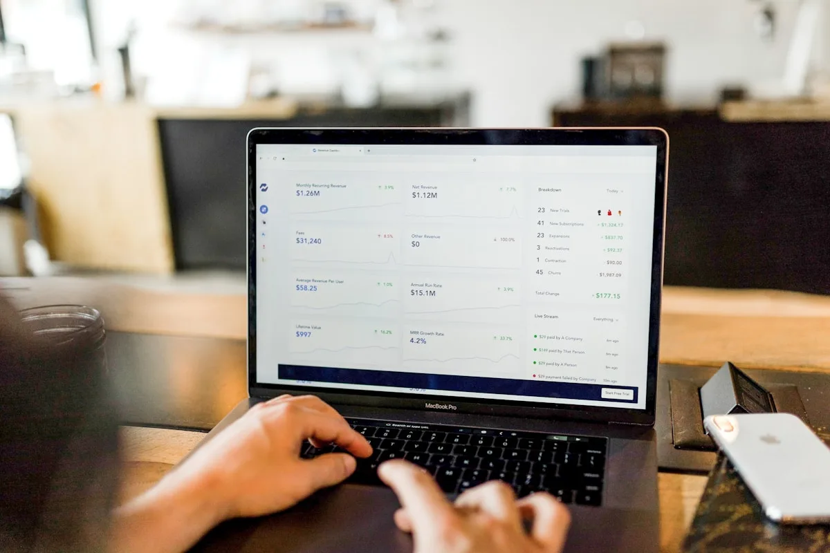 Trading workspace with a Bitcoin price chart, trend lines and key levels alongside a simple risk and position-size checklist