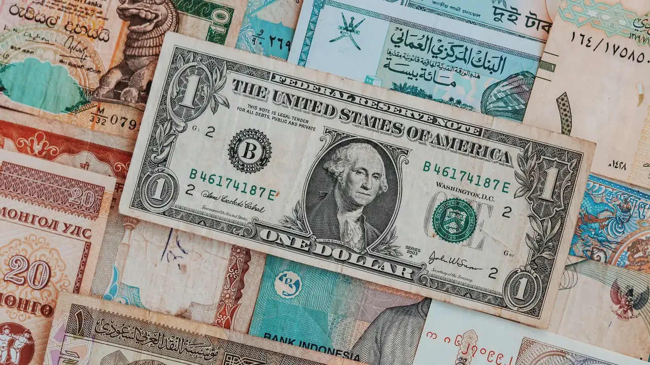 Banknotes from several currencies, the raw material of FX order flow
