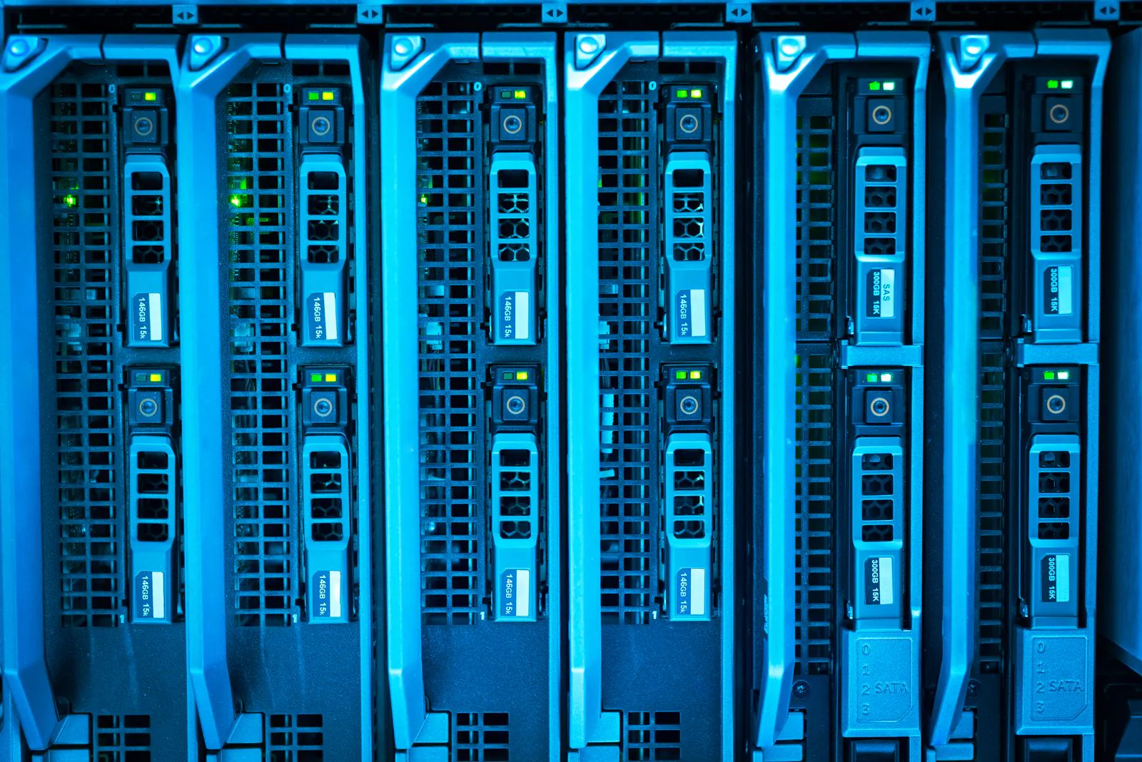 Illuminated server hardware in a data centre rack